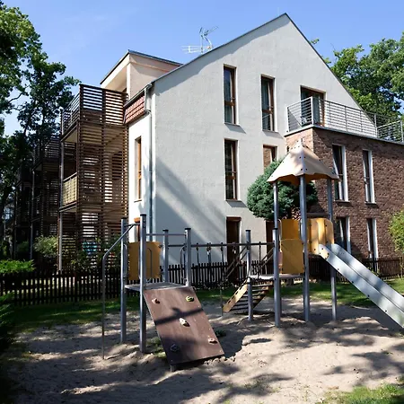 Ikar Z Ogrodkiem, Blisko Morza *