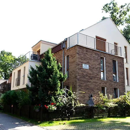 Ikar Z Ogrodkiem, Blisko Morza