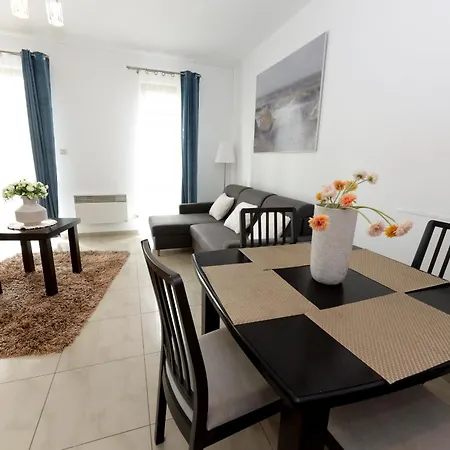 Ikar Z Ogródkiem, Blisko Morza Apartament *