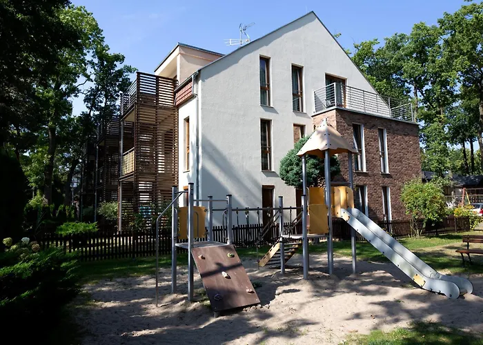 Ikar Z Ogrodkiem, Blisko Morza *