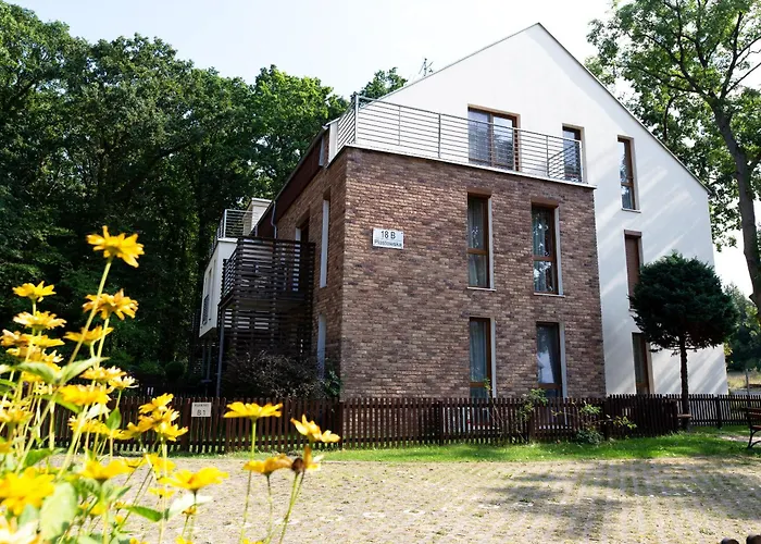 Ikar Z Ogrodkiem, Blisko Morza *