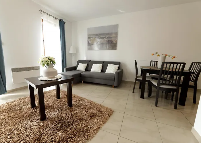 Ikar Z Ogrodkiem, Blisko Morza * レバル